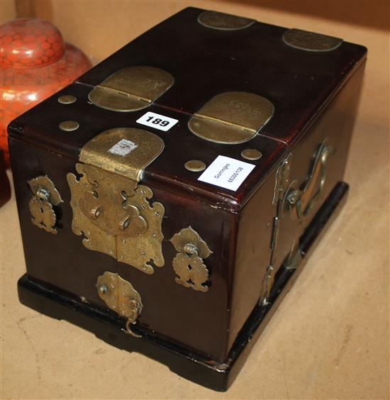 Chinese lacquered wood jewellery box, 19th Century